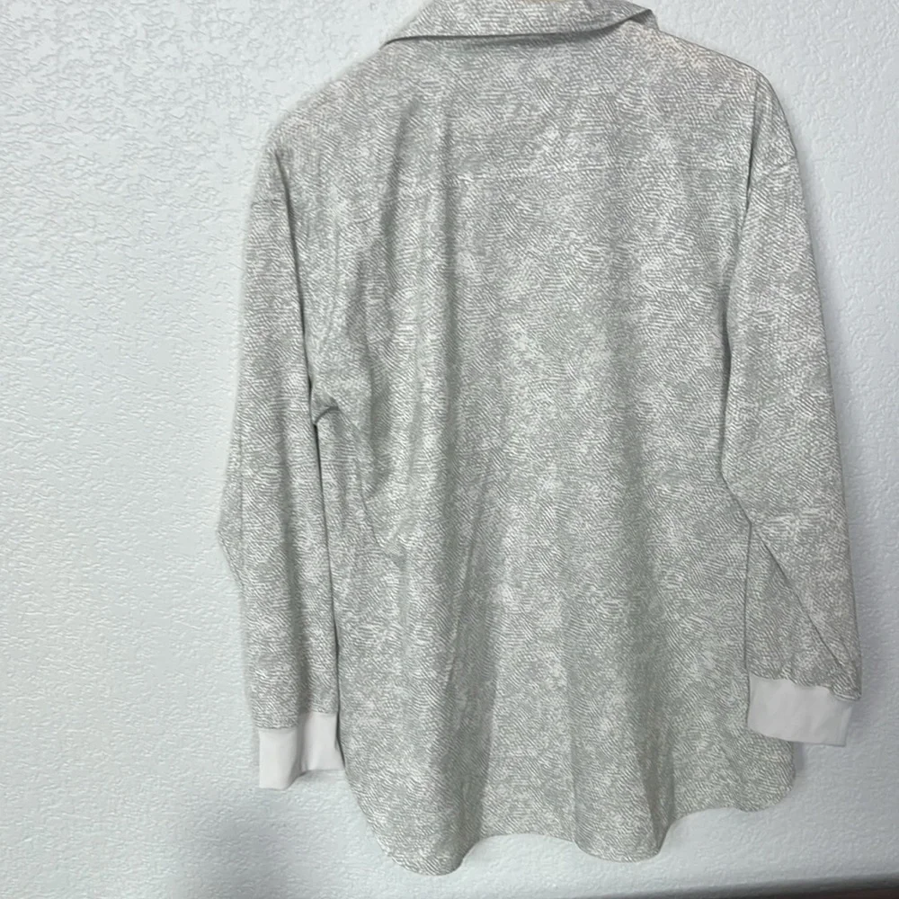 Athleta Zuma Printed Collared Long Sleeve Top size Medium Gray and Tan - Picture 6 of 15